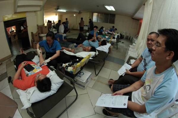 Volunteer blood donors who have taken and passed series of tests await their turn for their drawing of blood at the Mass Bloodletting held last March 16, 2014. (Rovic Balunsay | Photoville International)
